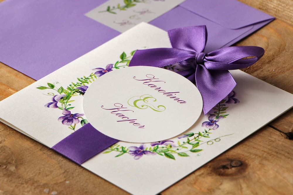 Aquarell-Hochzeitseinladungen mit violetten Veilchen im Etui und Schleife – Akwarele Nr. 7