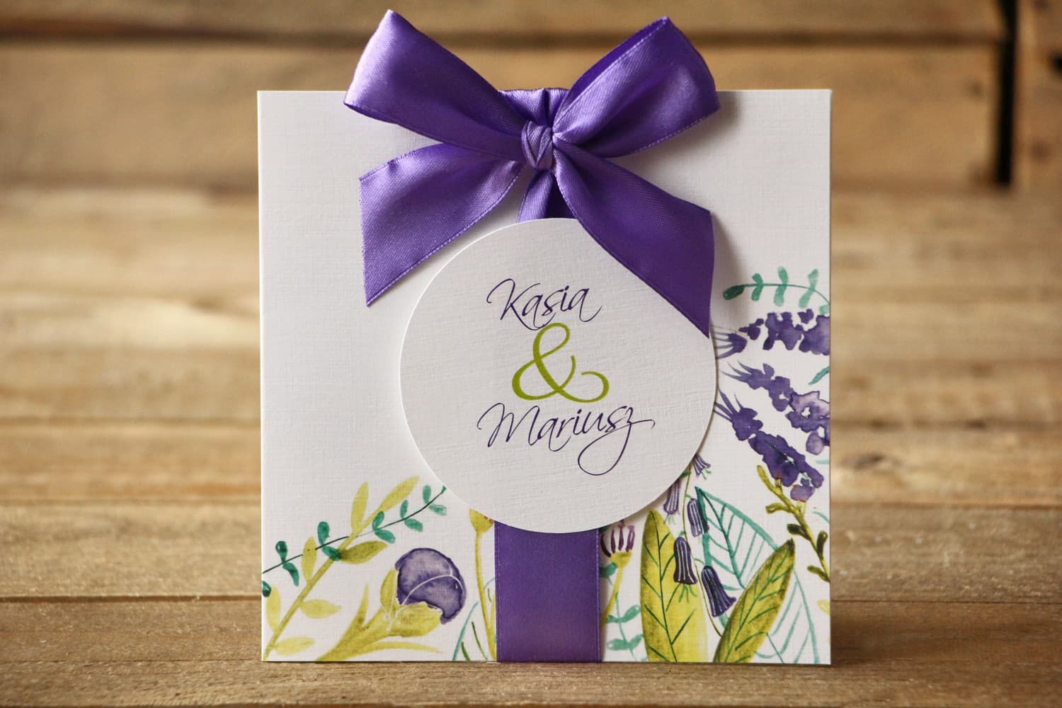 Hochzeitseinladungen im Etui mit violetten Wildblumen – Malowane Kwiaty Nr. 22