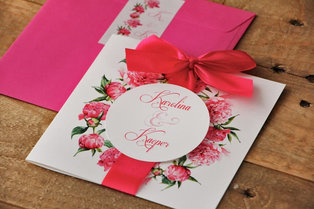 Hochzeitseinladungen mit amarantroter Pfingstrose und Schleife, florales Motiv – Akwarele Nr. 6