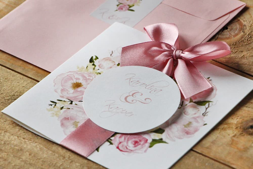 Hochzeitseinladungen Aquarelle mit rosa Pfingstrosen und Satinschleife auf Leinenpapier – Aquarelle Nr. 8