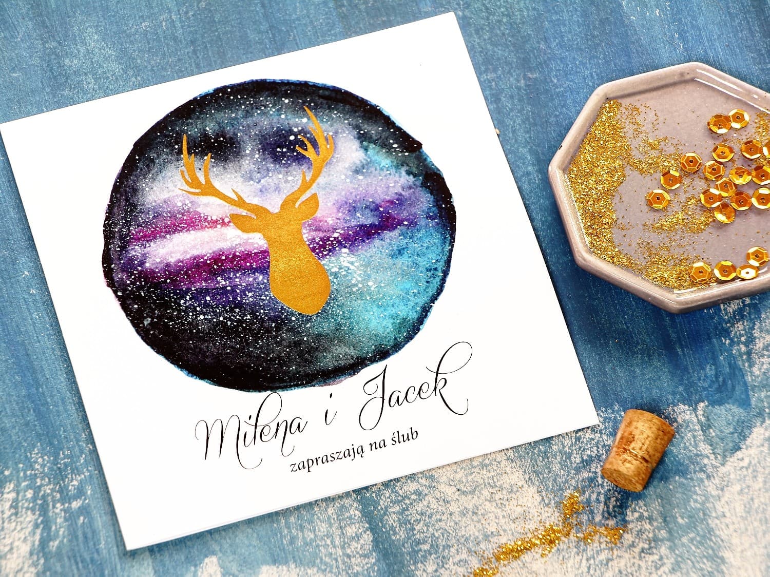 Goldfolierte Hochzeitseinladungen mit Hirsch und violettem Himmel – Kollektion Mondnacht Nr. 8