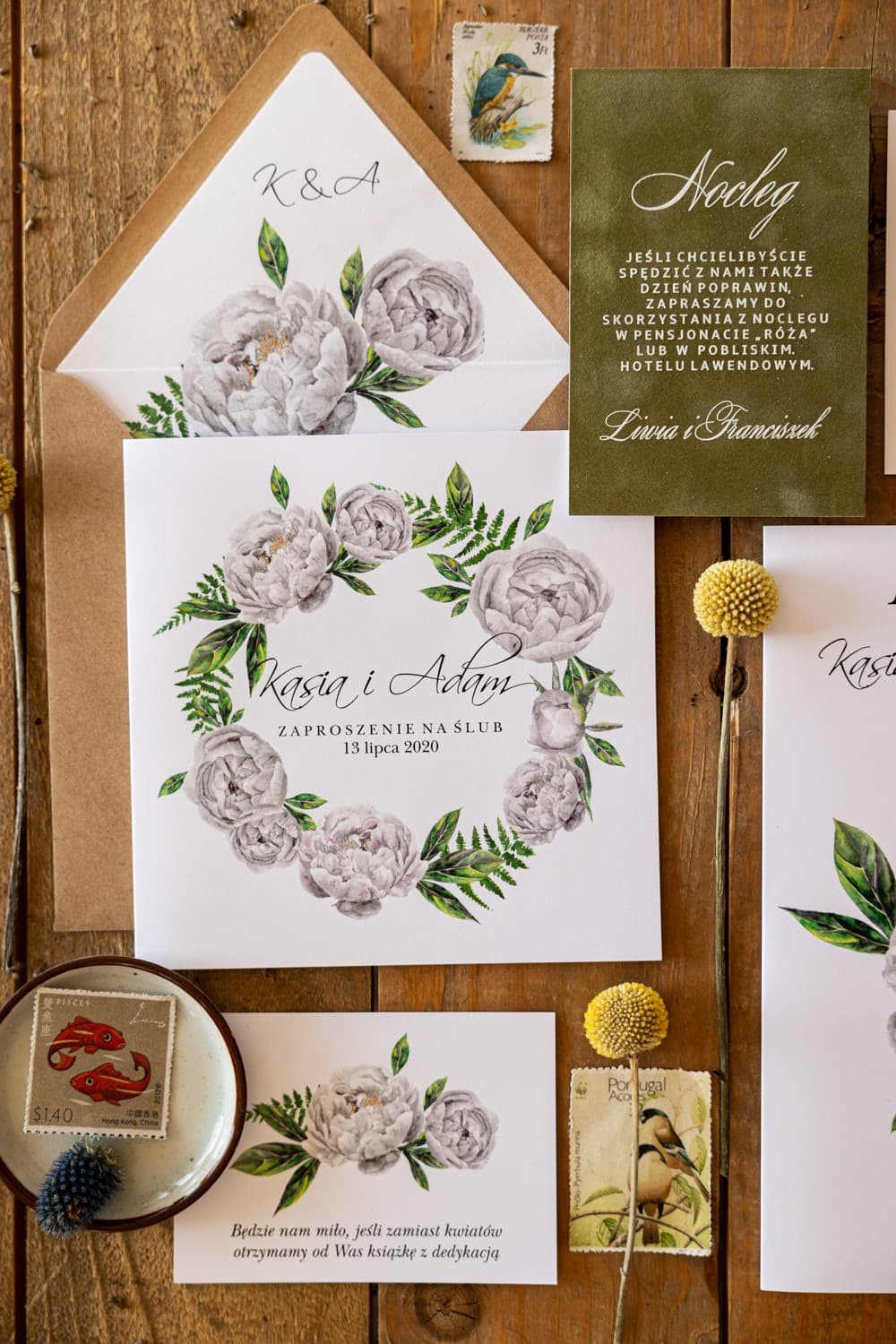 Quadratische Hochzeitseinladungen mit weißer Pfingstrose und Goldakzent im Eco-Stil – Kalia Nr. 8