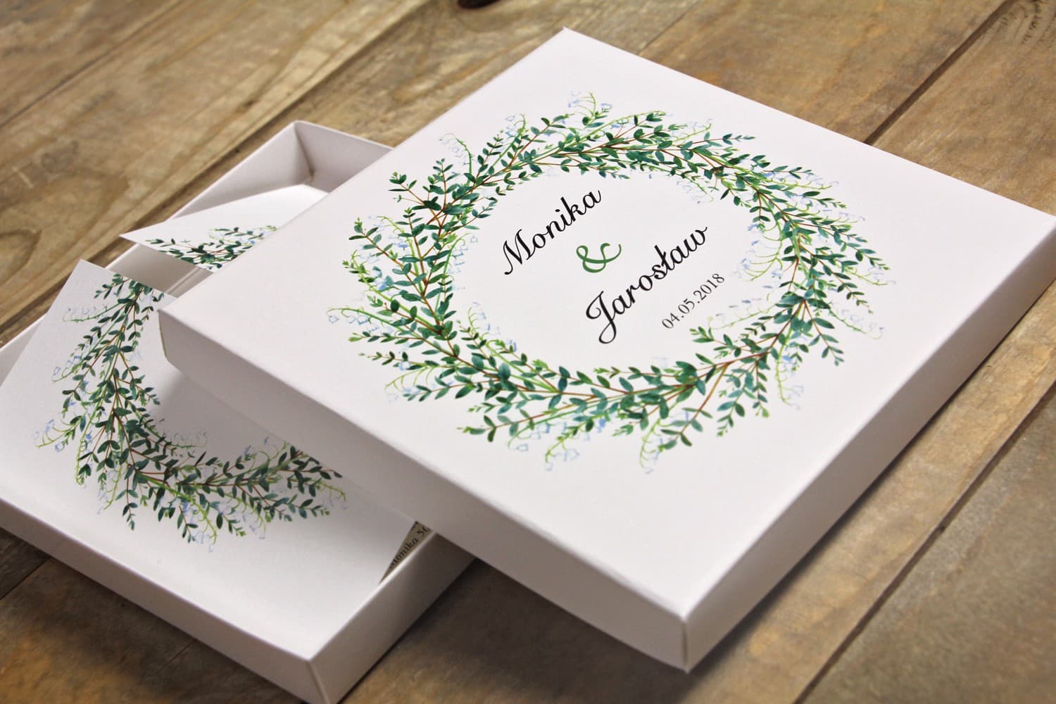 Elegante weiße Schachtel für Einladungen mit Maiglöckchen-Kranz Grüne Hochzeitseinladungen in einer Box mit Maiglöckchen-Motiv