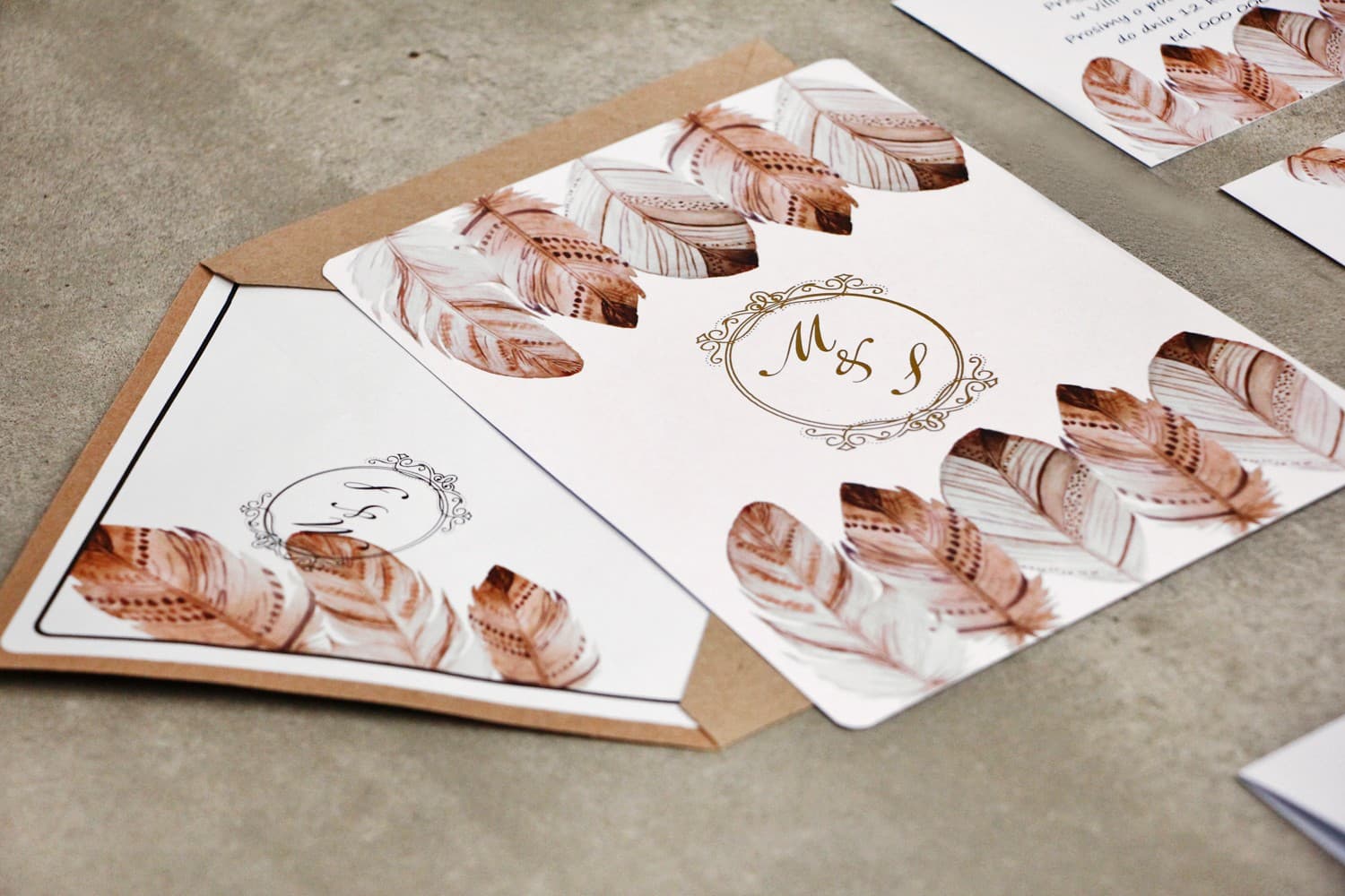 Boho Hochzeitseinladung in Creme mit Goldveredelung und Federn Sorento Nr. 10