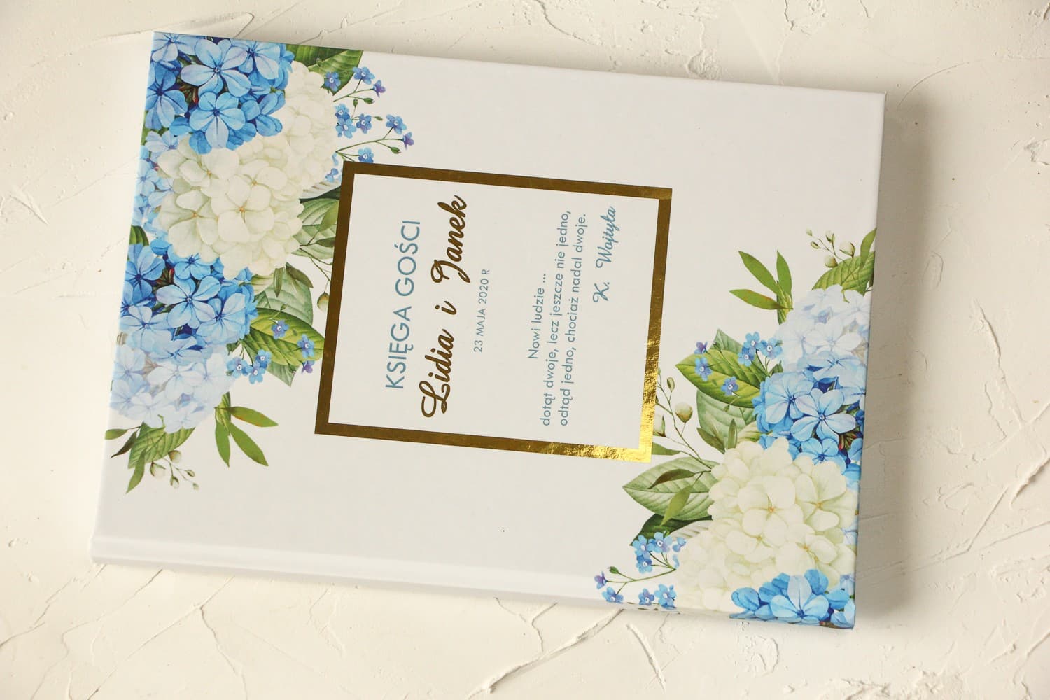 Gästebuch mit blauen Aquarellblumen | Personalisiertes Hochzeitsandenken mit Goldprägung | Avril Nr. 1