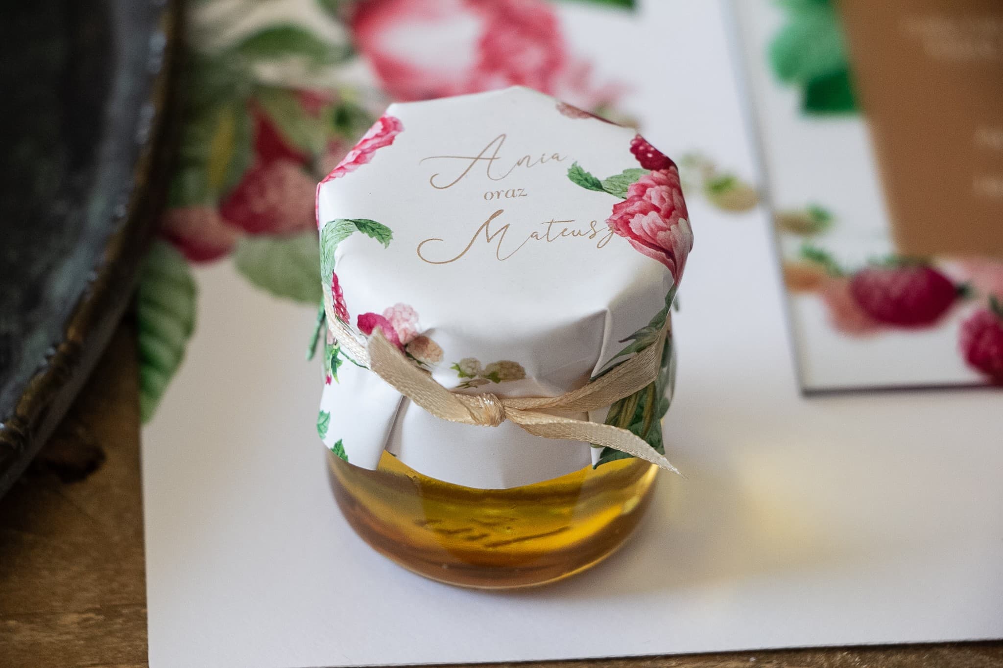 Hochzeitshonig Korani Nr. 7 – Süßes Gastgeschenk mit Pfingstrosen und Himbeeren