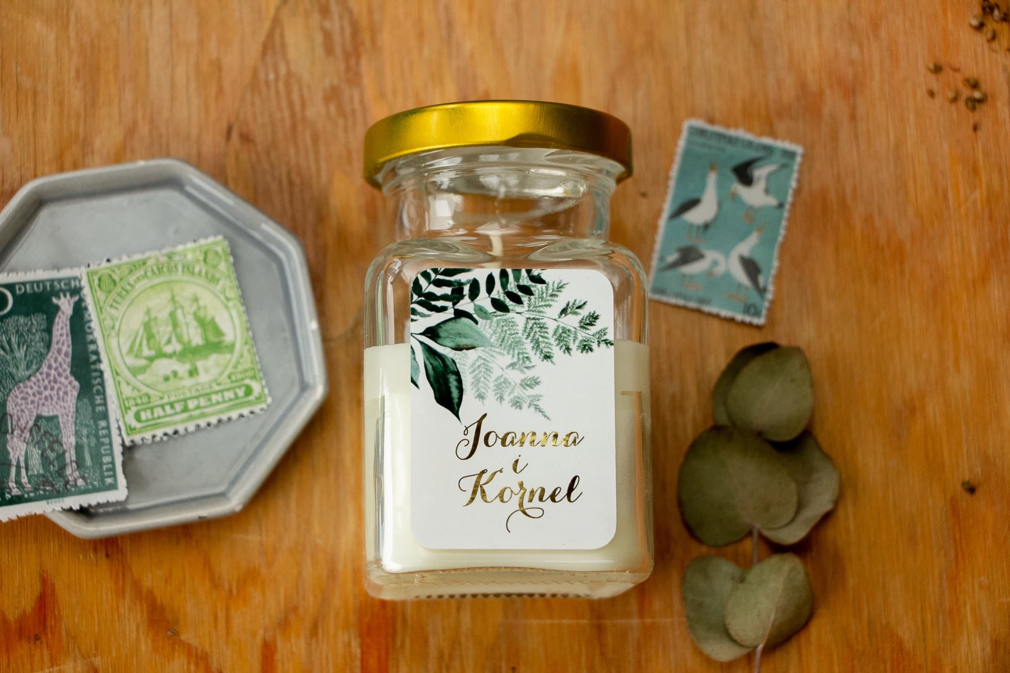 Hochzeitskerzen - Gastgeschenke. Vergoldetes Etikett mit botanischem Motiv