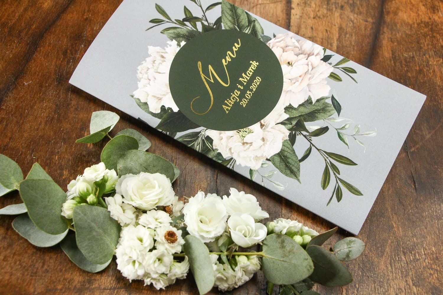 Menükarte zur Hochzeit im Glamour-Stil | Weiße Pfingstrosen auf Grau | Soreli Nr. 1