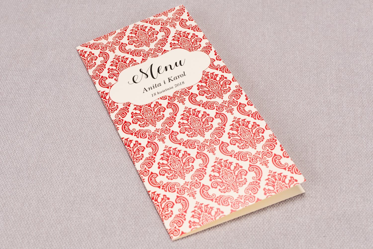 Elegante Menükarte zur Hochzeit mit roten Ornamenten | Hochzeitsmenü stehend | Madras Nr. 5