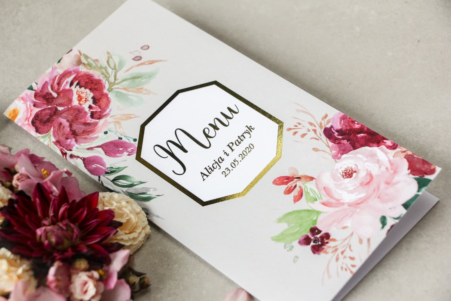 Goldgeprägtes Hochzeitsmenü mit Pfingstrosen in Burgund | Glamour Menükarte | Lotus Nr. 2