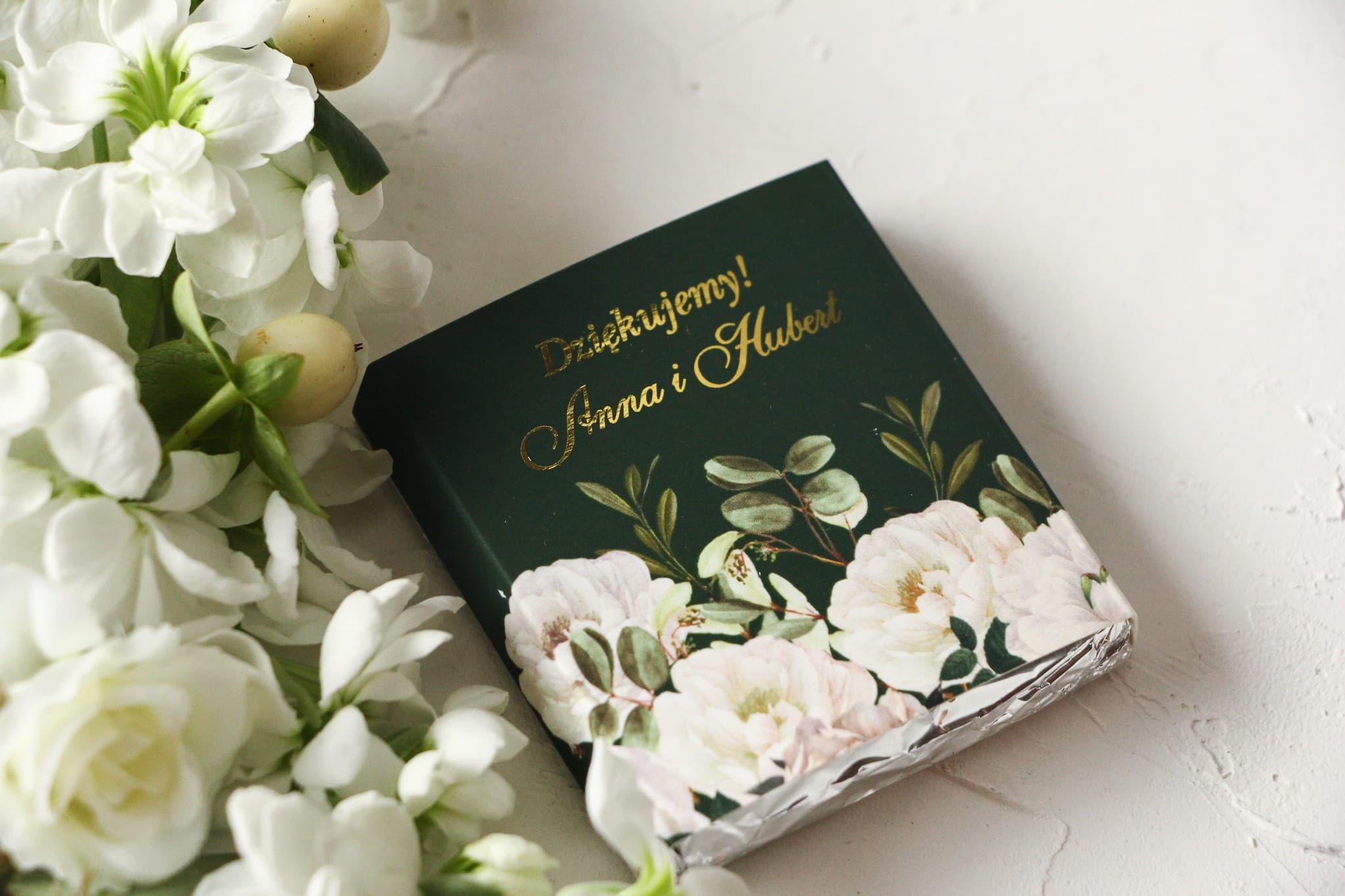 Gastgeschenke – personalisierte Schokolade mit weißen Rosen und Goldprägung Szafirowe Nr. 3