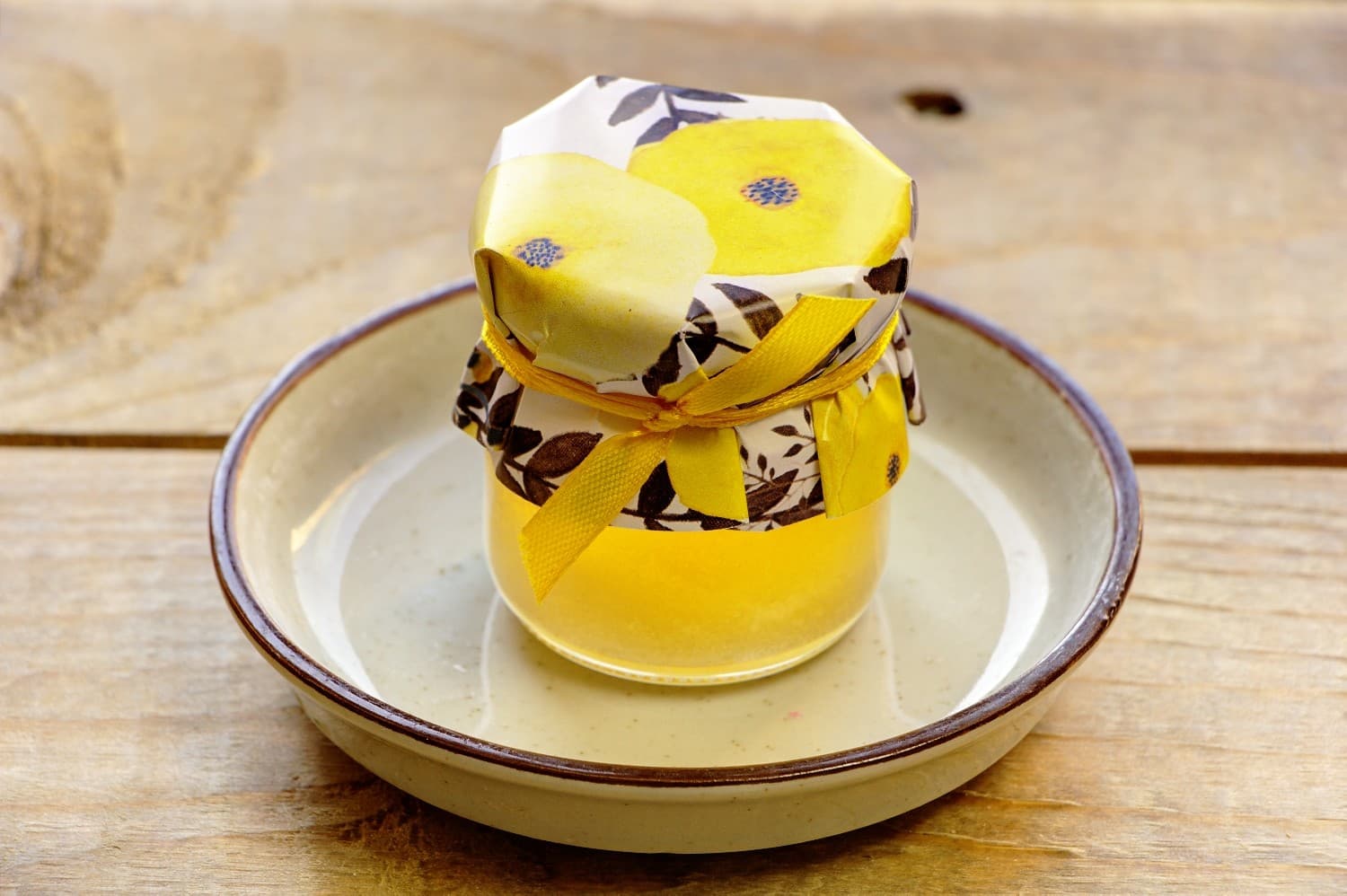 Polish Honey Jar Painted Flowers No. 18 – Natural Wedding Favour with Yellow Buttercups