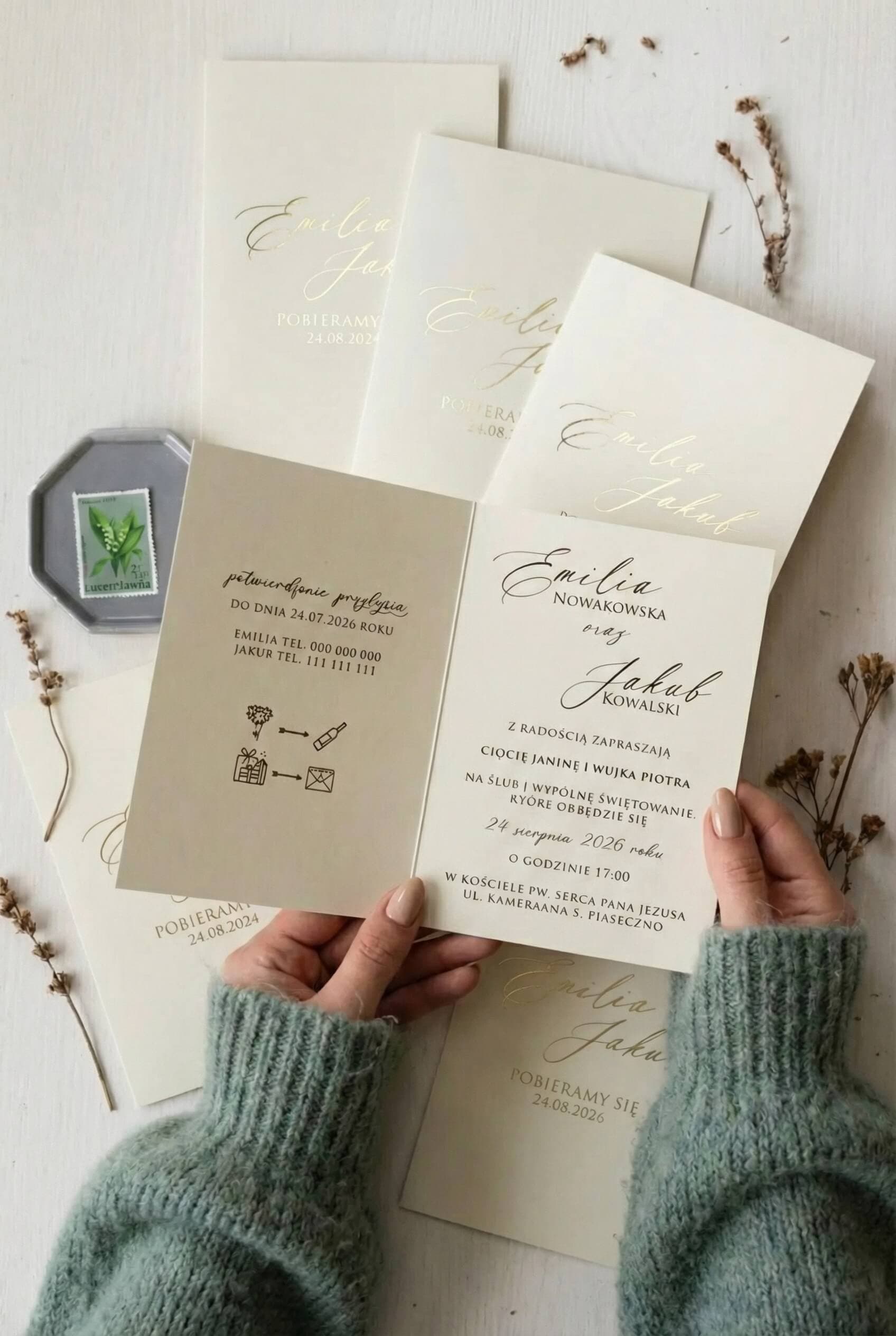 Wnętrze zaproszenia ślubnego Ruskus 14 z personalizacją i ikonami Invitación de boda abierta Ruskus 14 con interior dorado e iconos de acertijo Amelia Wedding