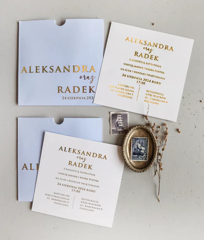 Nowoczesne zaproszenia na ślub z folderem błękitne i złote Invitaciones de boda doradas Mokait nº 2 en estuche azul celeste Amelia Wedding