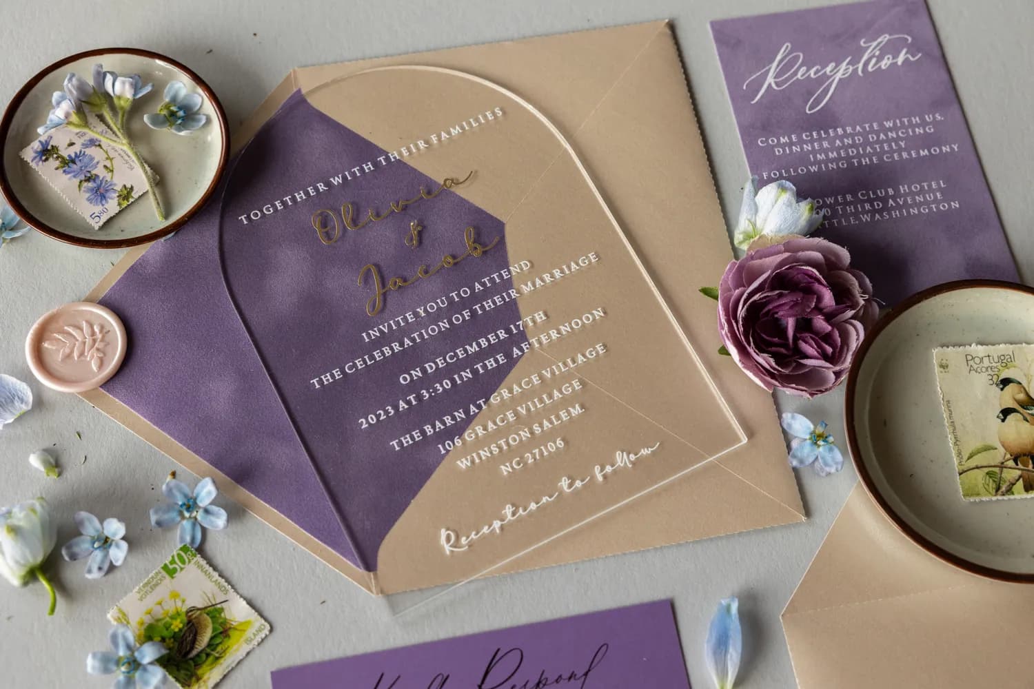 Akrylowe zaproszenia ślubne w kształcie łuku z fioletową wkładką Invitación de boda en metacrilato transparente con sobre beige y terciopelo violeta