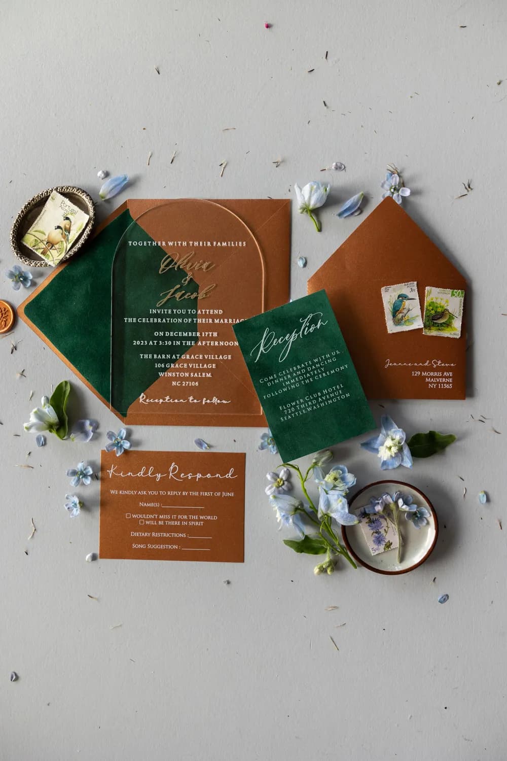 Transparentne zaproszenie ślubne łuk z miedzianą kopertą Invitación de boda en metacrilato con terciopelo verde y sello de lacre dorado