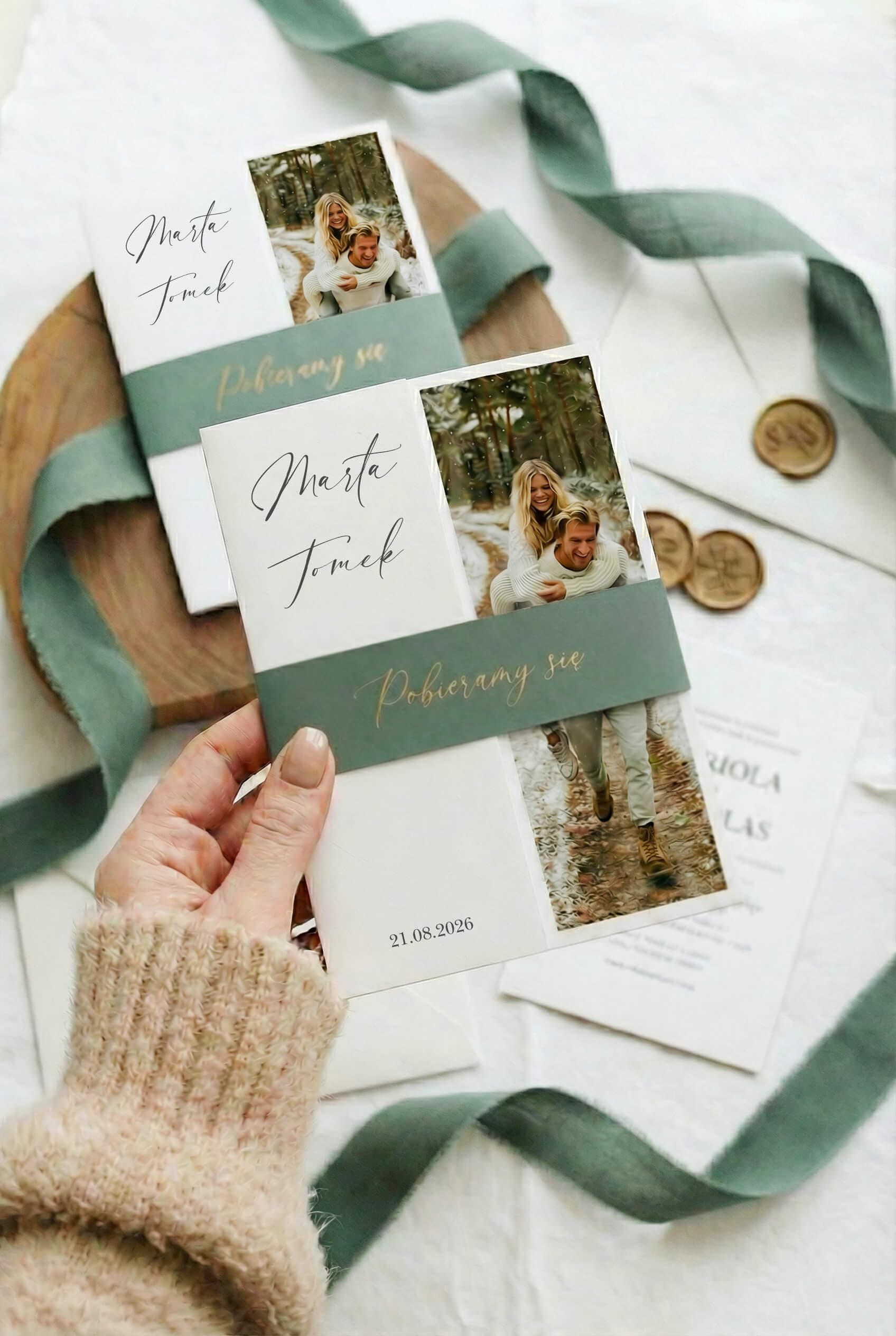 Nowoczesne zaproszenia na wesele boho z zieloną owijką i złoceniem Invitaciones de boda con foto de los novios Tender nº 2 verde salvia Amelia Wedding
