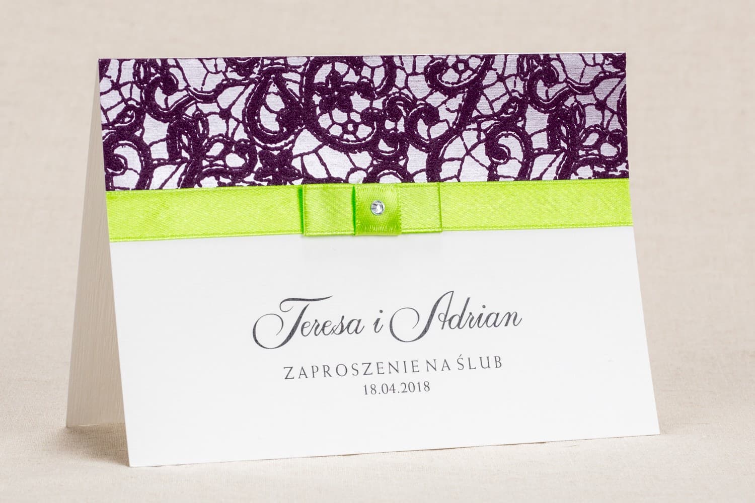 Invitaciones de Boda con Encaje Morado y Lazo Verde Estilo Clásico Klaris n.º 1