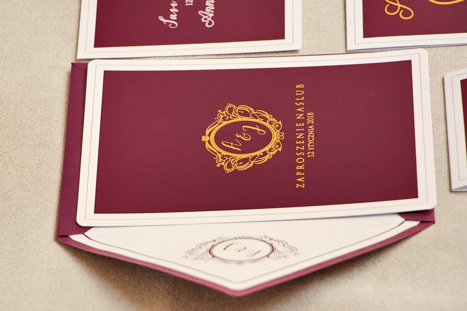 Invitaciones de boda color vino con dorado estilo glamour – Sonata nº 6