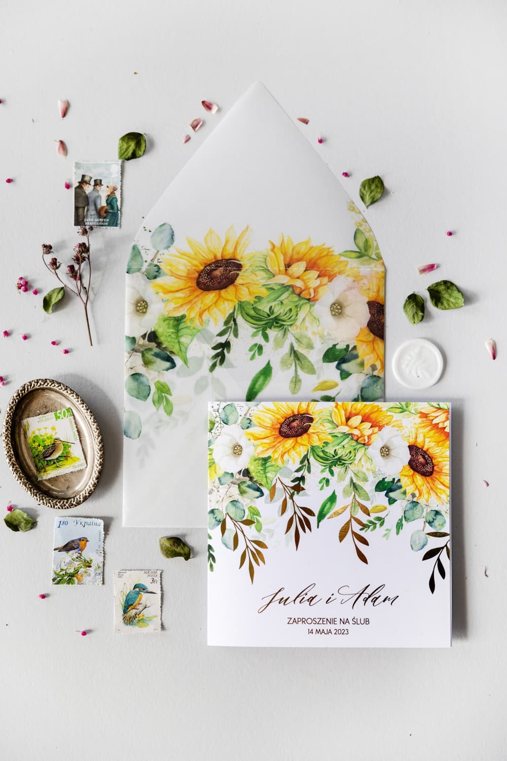 Zaproszenia na ślub w stylu rustykalnym ze słonecznikami i kopertą z wklejką Invitaciones de boda con motivo floral de girasoles y dorados de lujo