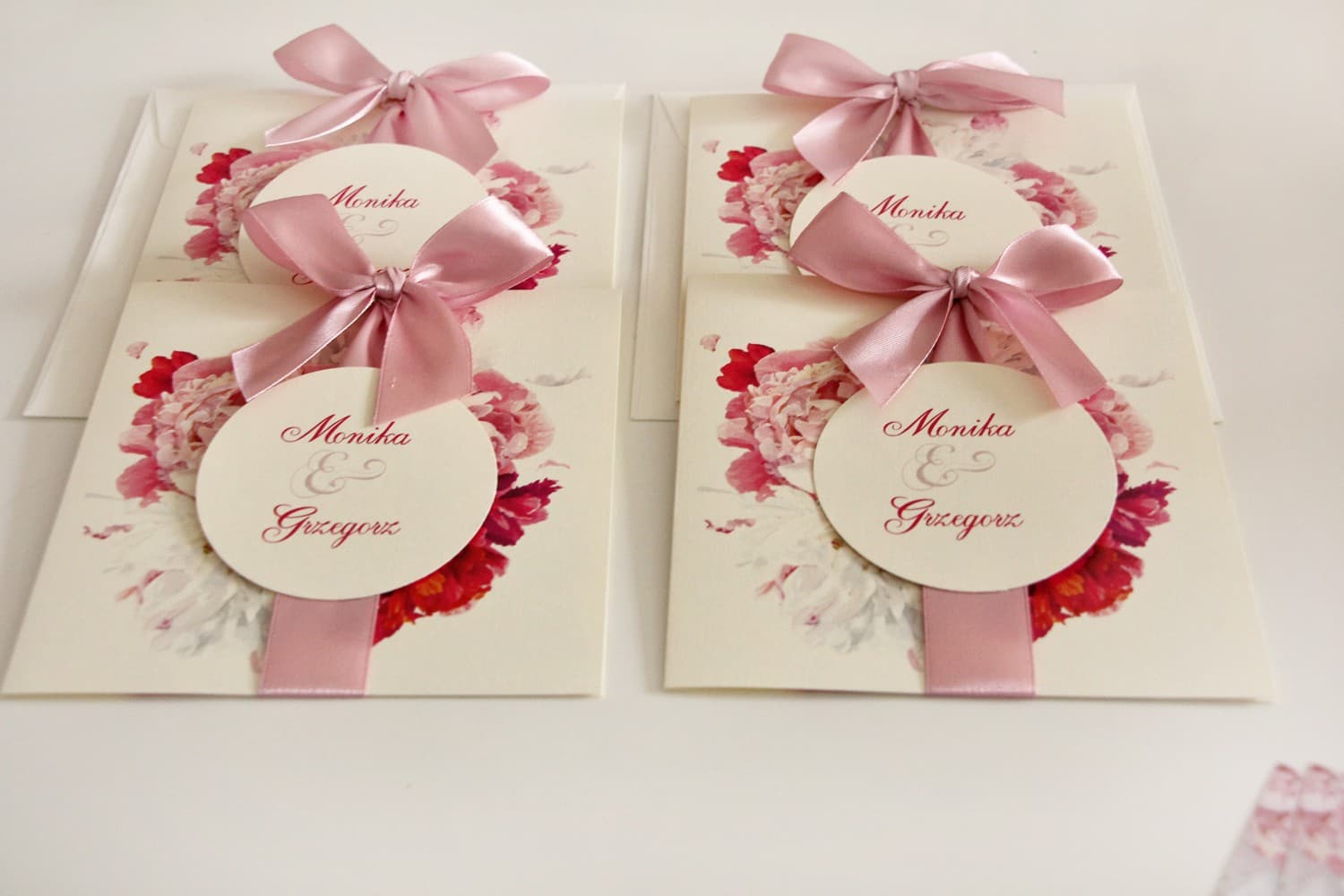 Zaproszenia ślubne z różową wstążką – Akwarele nr 25 Invitaciones de boda rosas con peonías en tonos rosa y amaranto - Acuarela nº 25