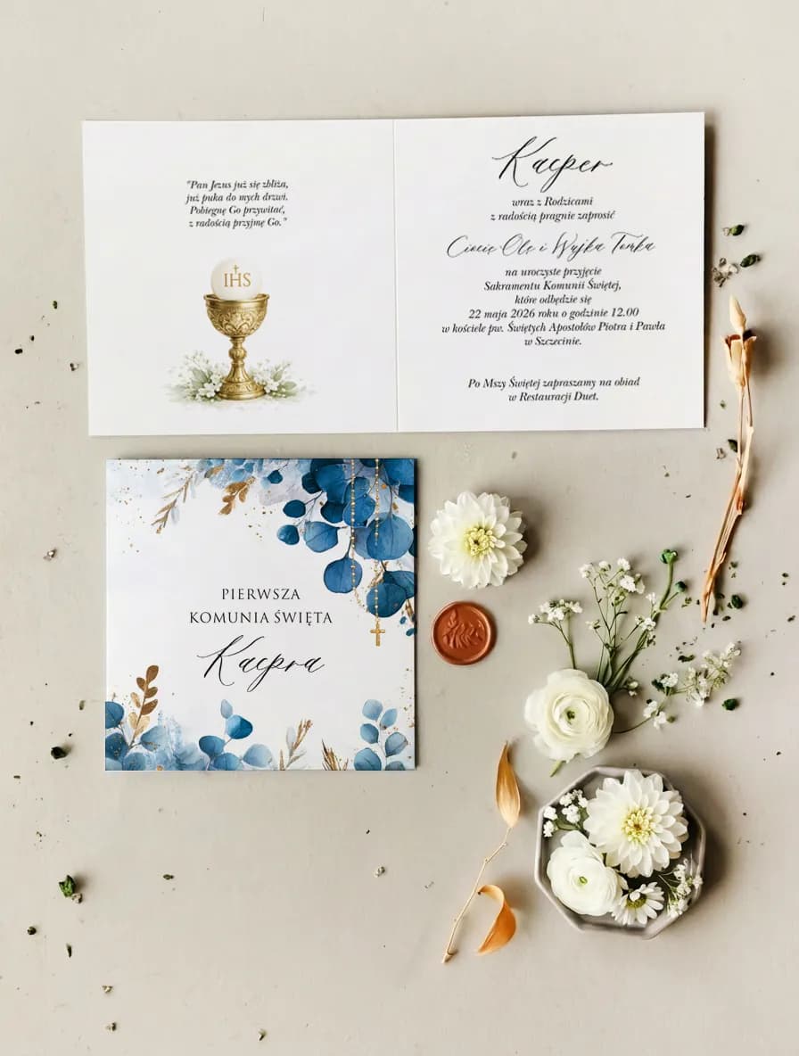 Invitación de comunión azul con hojas en acuarela y detalles dorados impresos