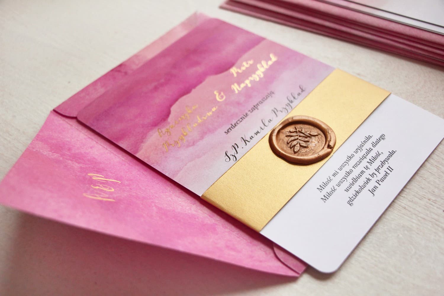 Invitaciones de boda glamour con acuarela rosa, dorado y lacre Delfina nº 5