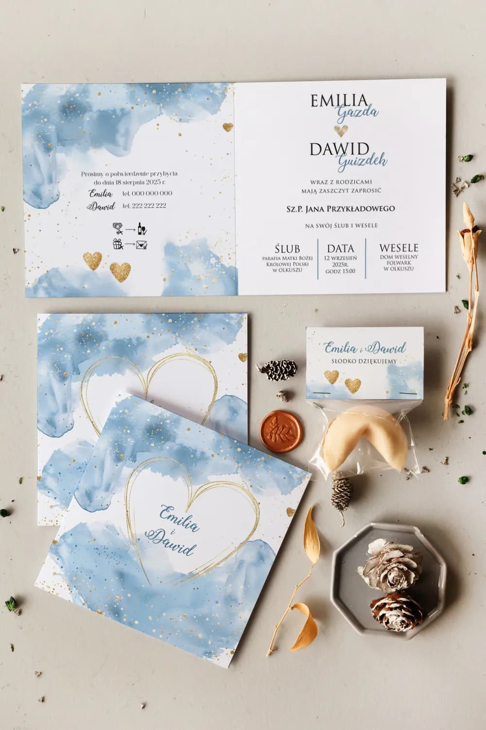 Nowoczesne zaproszenia na wesele z motywem serca i niebieską akwarelą Invitaciones de boda azules en acuarela con corazón dorado, modelo Cejla nº 20
