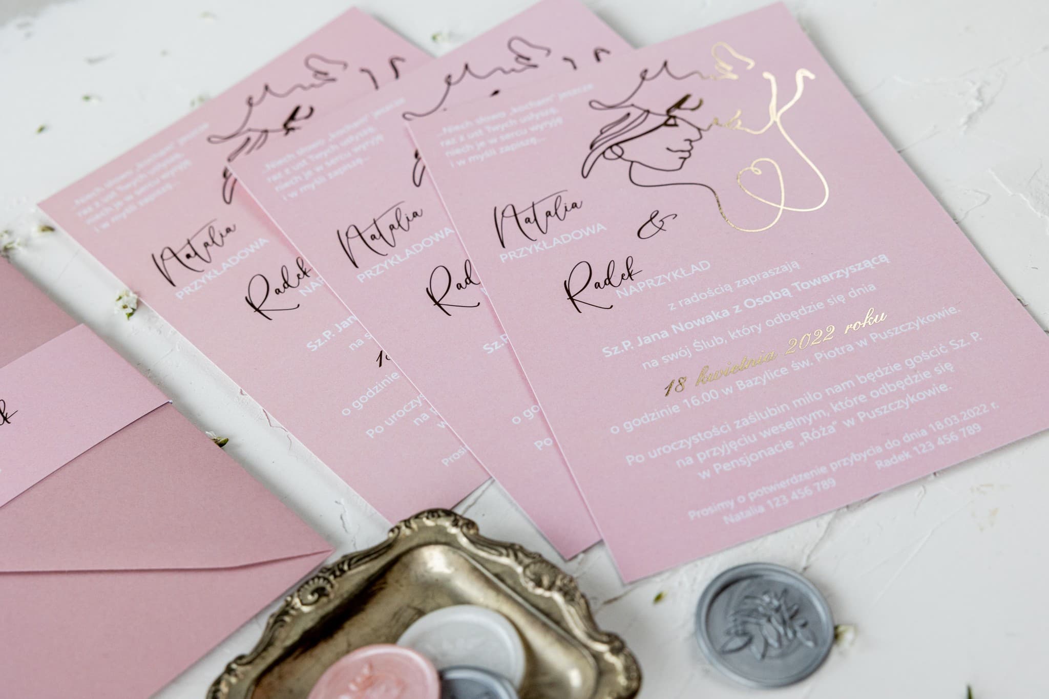 Nowoczesne zaproszenia weselne z grafiką pary młodej - Jaspis nr 3 Invitaciones de boda delicadas con motivo de Pareja de Novios y detalles dorados