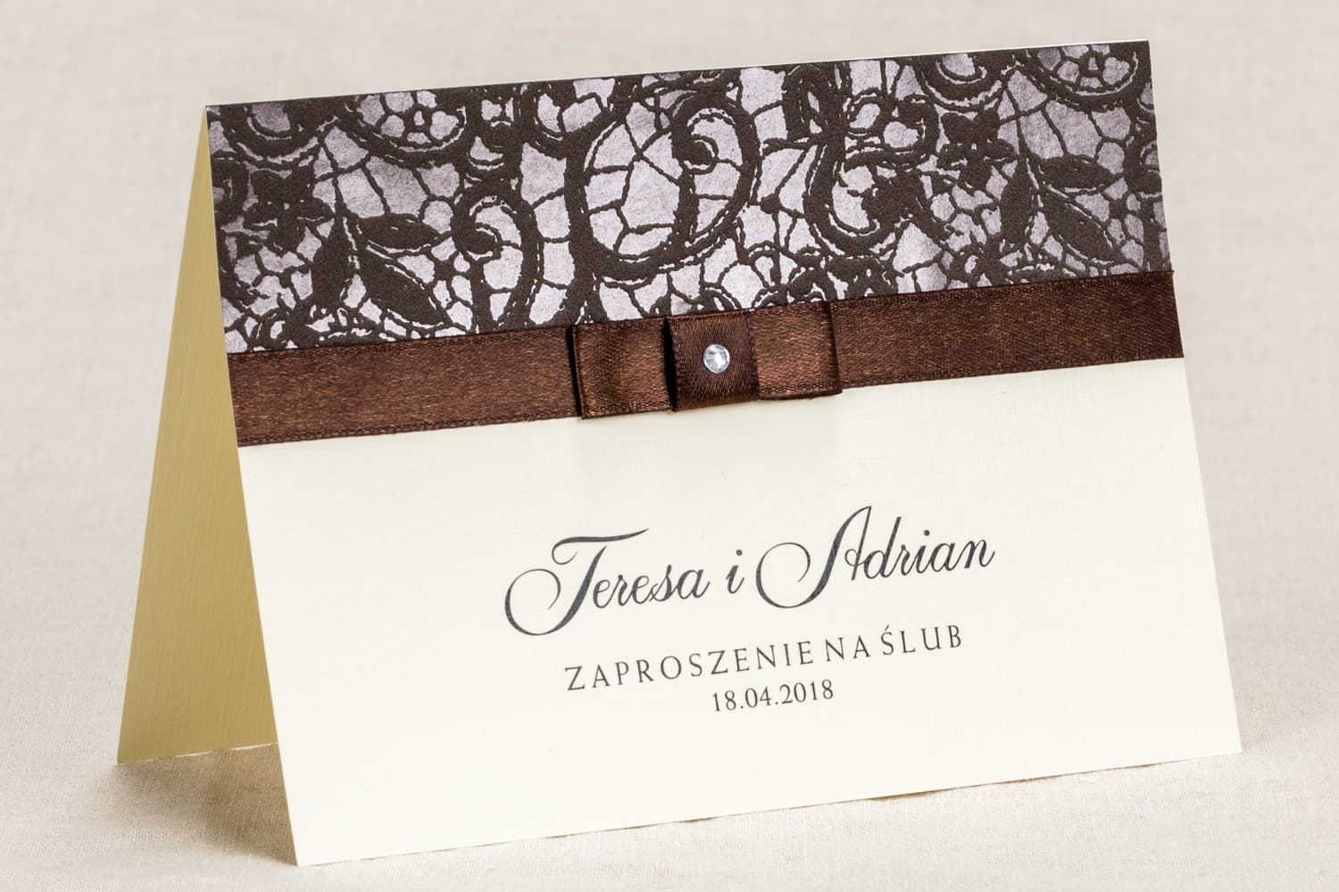 Invitaciones de boda clásicas con encaje marrón y lazo en papel de lino – Klaris nº 6