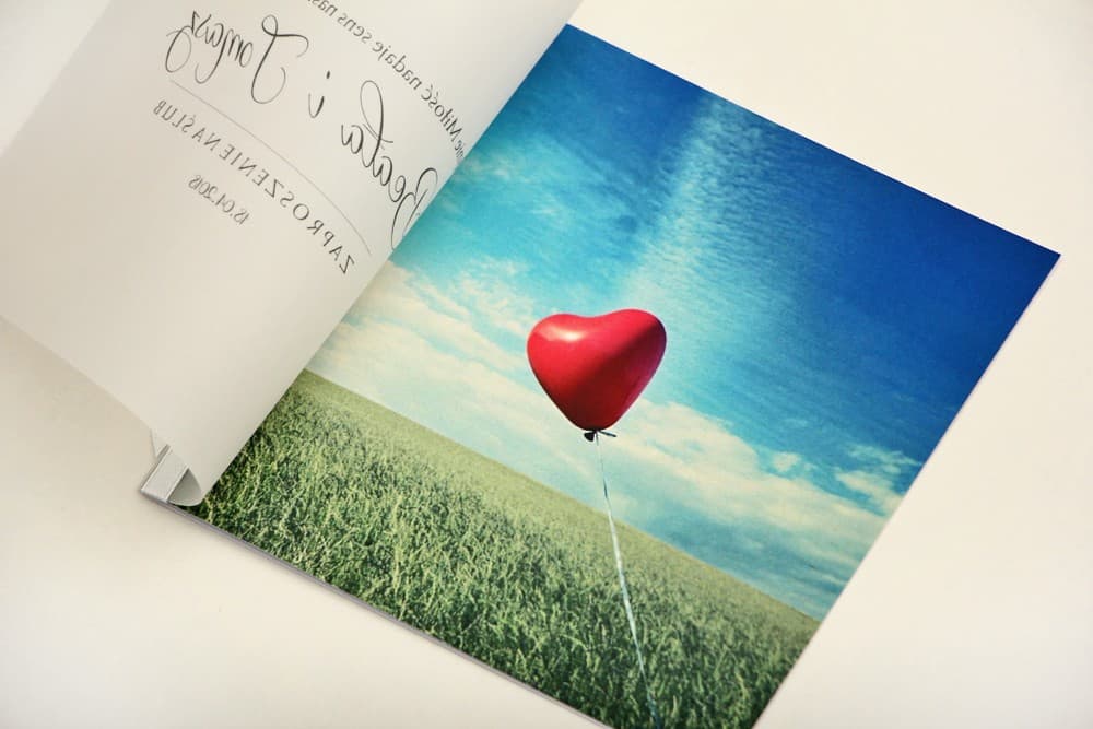 Detal zaproszenia z kalką i wysokiej jakości drukiem fotograficznym Invitación de boda premium con papel vegetal - Elegant n.º 19 - Globo