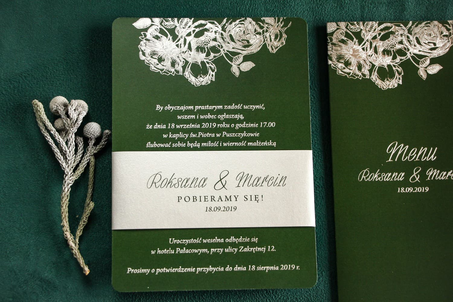 Invitaciones de boda verdes estilo glamour con plateado y banda – Mikado n.º 3