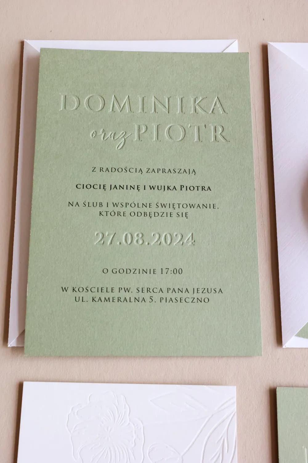 Zaproszenia ślubne z głębokim tłoczeniem - Karmen nr 1 Invitaciones de boda letterpress Karmen n.º 1 verde botella Amelia Wedding