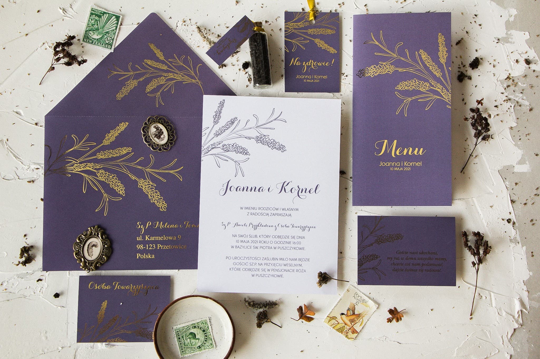 Kompletna papeteria ślubna lawendowa Pattern nr 3 Invitaciones de boda con motivo de lavanda y sobre violeta con ramas doradas