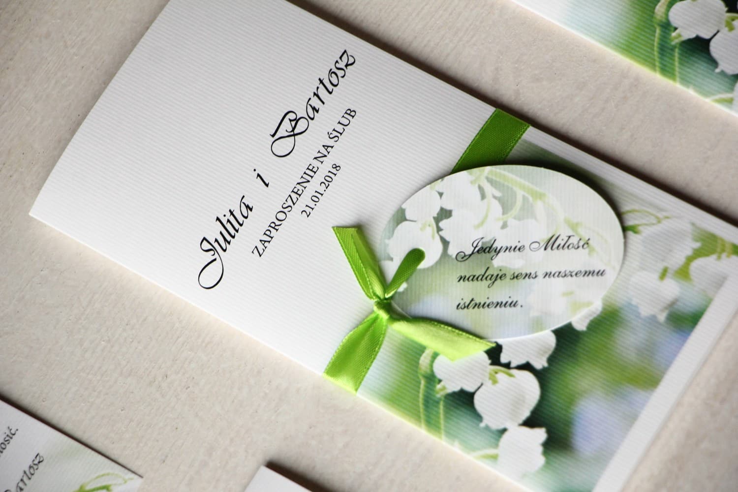 Zaproszenia ślubne z motywem wiosennym Magnet nr 11 Delicadas invitaciones de boda con lirios del valle y etiqueta decorativa con poema.