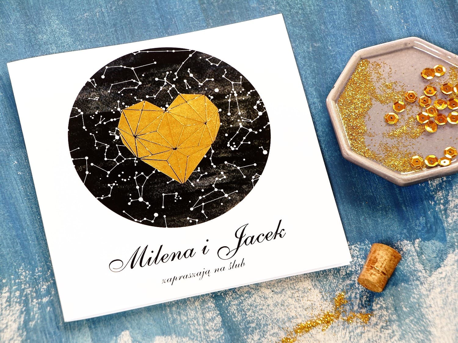 Invitaciones de boda glamour azul marino con motivo de cielo y dorado – Noche de Luna nº 2