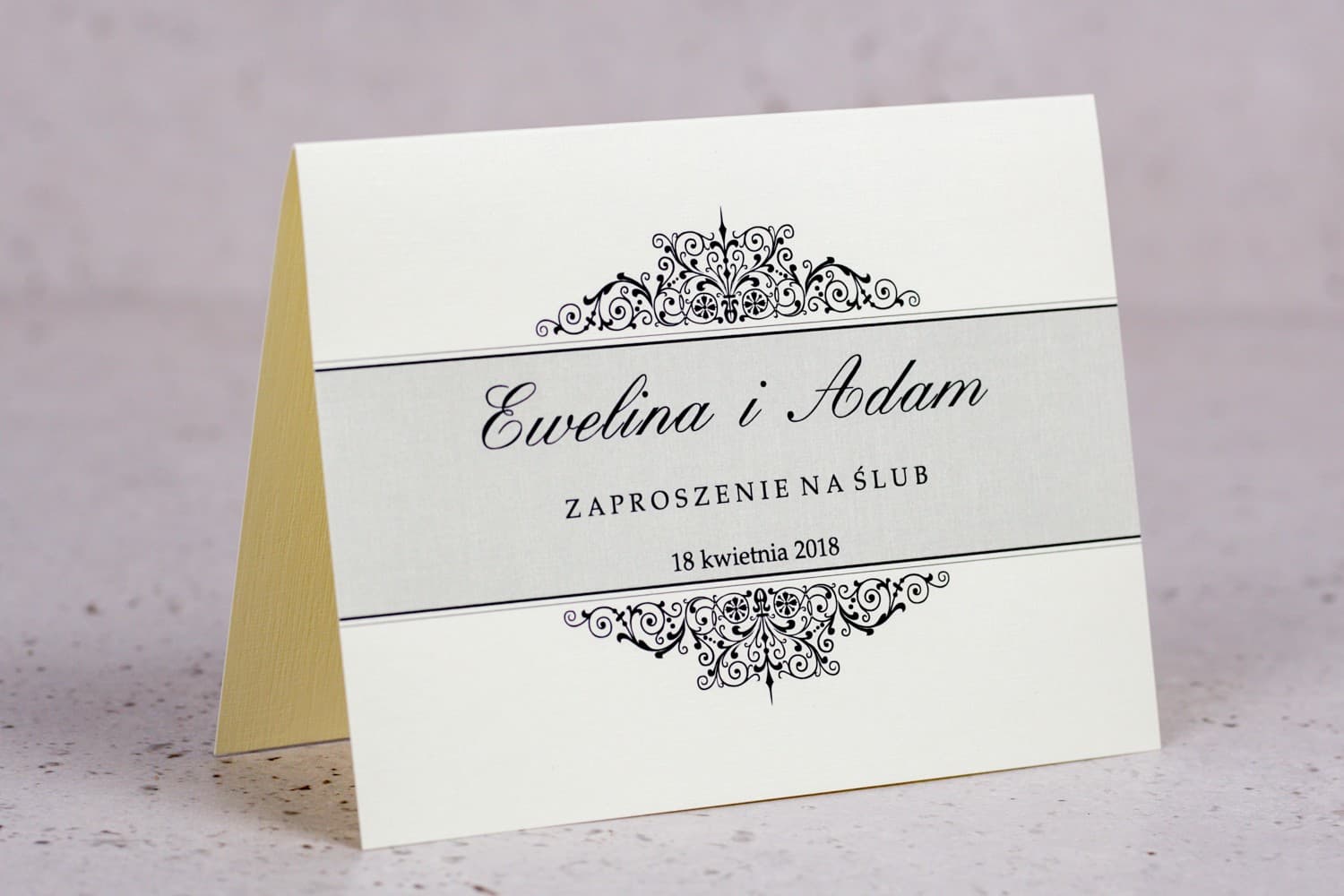 Invitaciones de boda clásicas ecru con adorno sutil – Arte nº 4