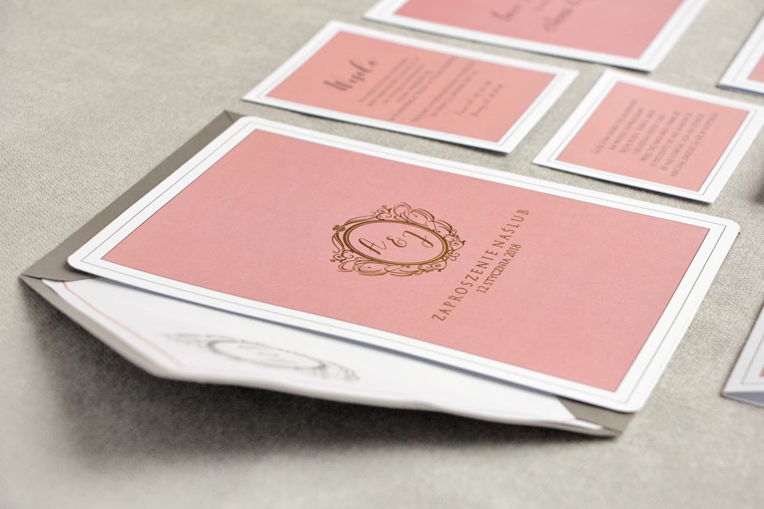 Invitaciones de boda de una sola tarjeta glamour doradas en rosa empolvado – Sonata n.º 2