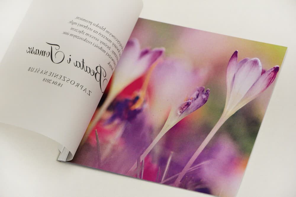 Otwarta karta zaproszenia z fioletowymi krokusami Detalle de invitación de boda con motivo floral de crocus - Elegant n.º 24