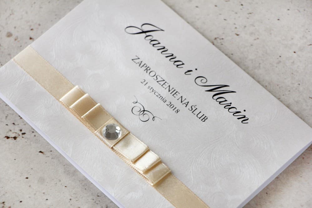 Elegantes invitaciones de boda glamour con lazo y circonita en papel perlado – Amaretto n.º 1