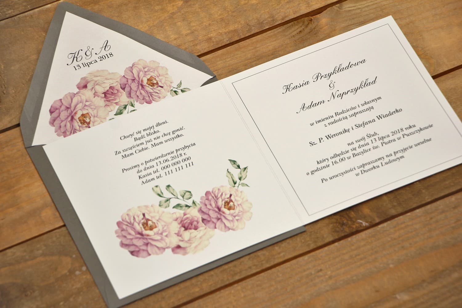 Wnętrze zaproszenia ślubnego Kalia nr 6 z motywem róż Interior de la invitación de boda elegante con flores - Kalia n.º 6 - Rosas empolvadas