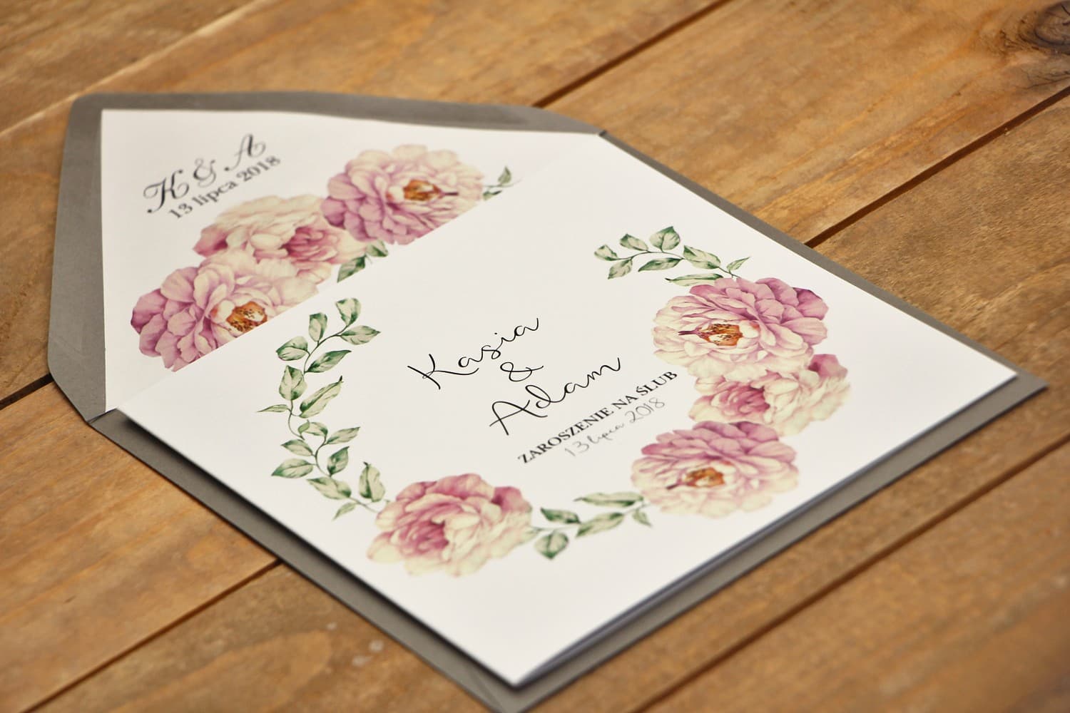 Invitaciones de boda elegantes con motivo de rosas empolvadas y sobre de color Kalia n.º 6