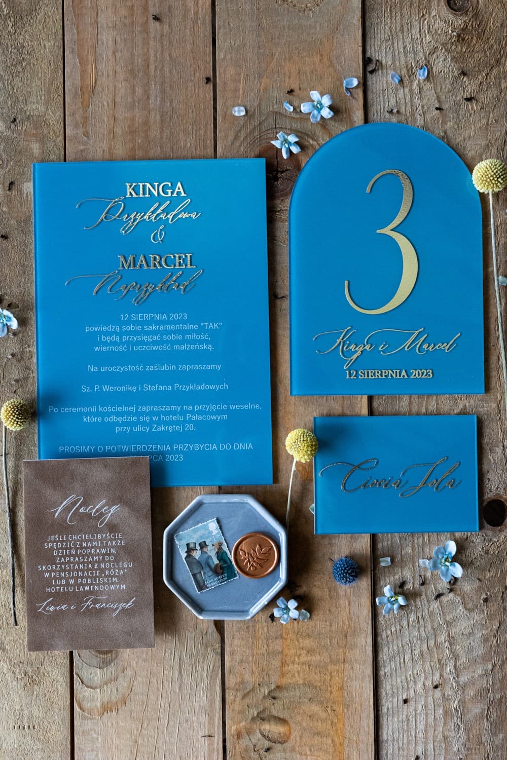 Invitaciones de boda en cristal estilo glamour color dusty blue con dorado Dalia n.º 4
