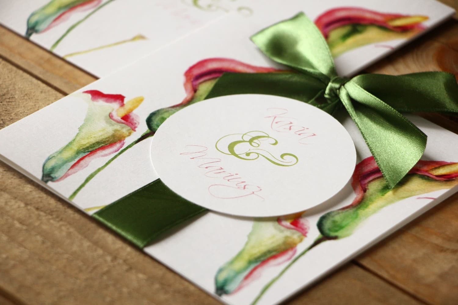 Invitaciones de boda con calas rosas en papel de lino blanco – Flores Pintadas n.º 25