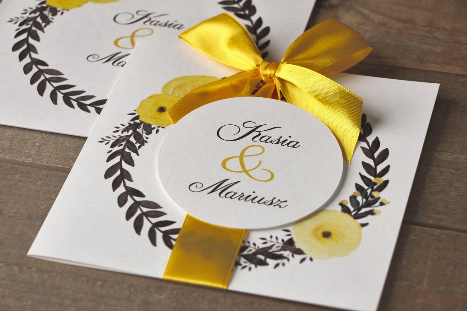 Zbliżenie na kokardę i etui zaproszenia Malowane Kwiaty Invitaciones de boda en estuche - Flores Pintadas nº 18 - Ranúnculos amarillos - con lazo
