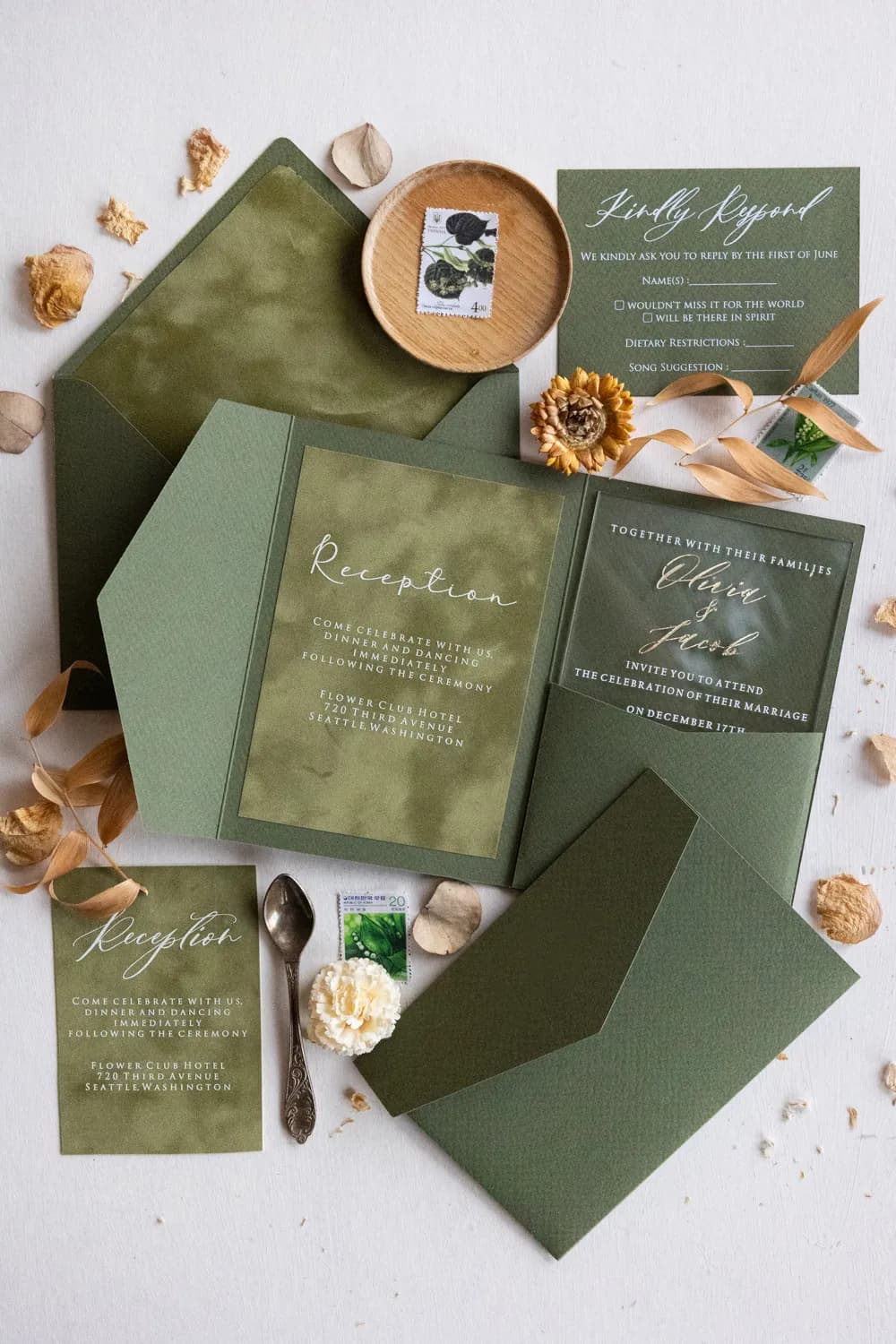 Zaproszenia ślubne glamour na pleksi z welurowym folderem - Amelia Wedding Invitación de boda en metacrilato con nombres dorados en carpeta verde con tarjeta de terciopelo