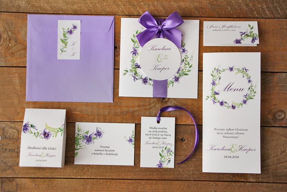 Komplet papeterii ślubnej z motywem fiołków - Akwarele nr 7 Invitación de boda con lazo y sobre de color - Acuarela nº 7 - Violetas fioletas