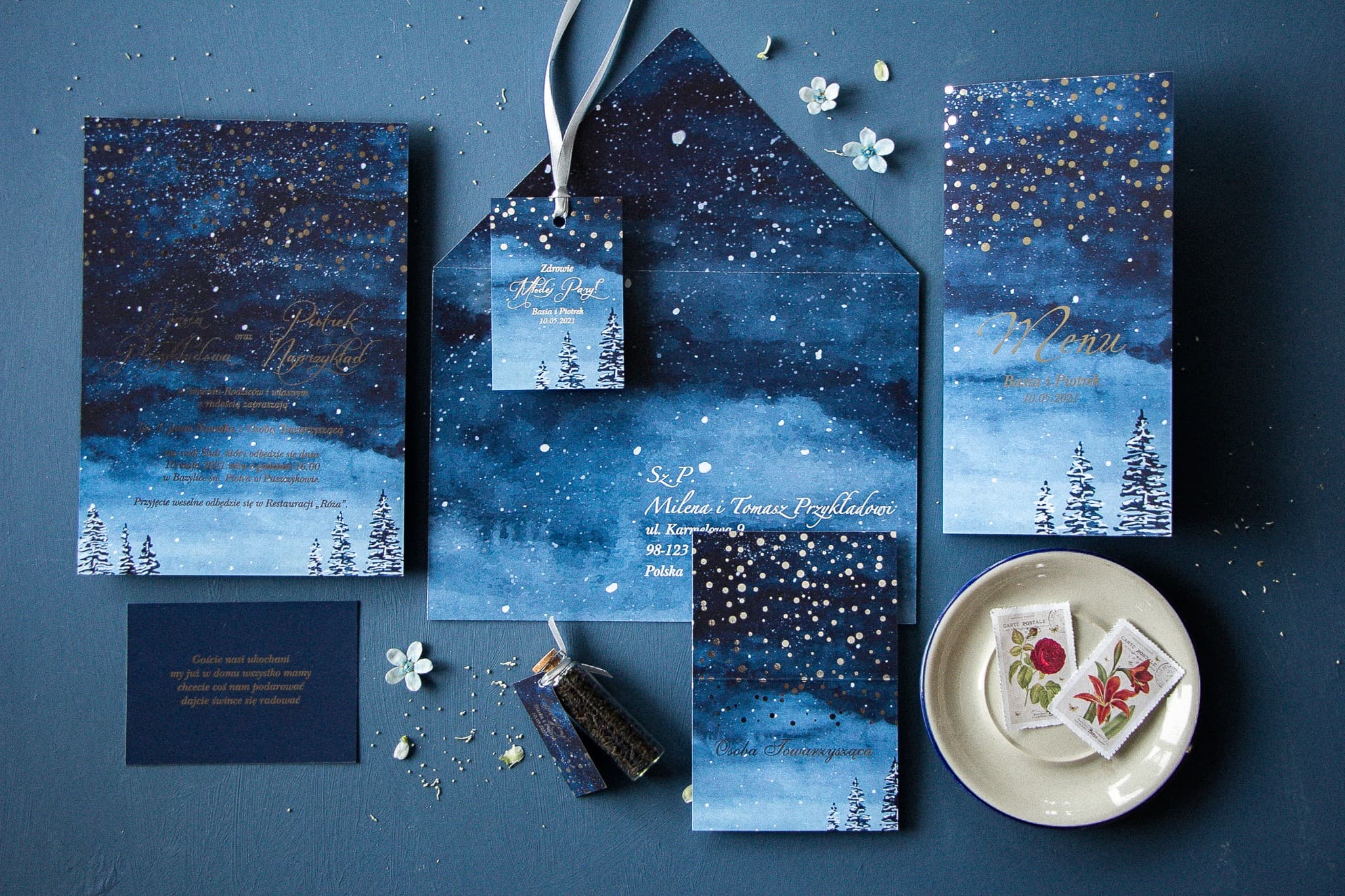 Zestaw papeterii ślubnej z motywem gwiazd i lasu Invitaciones de boda de invierno con puntos plateados y texto brillante