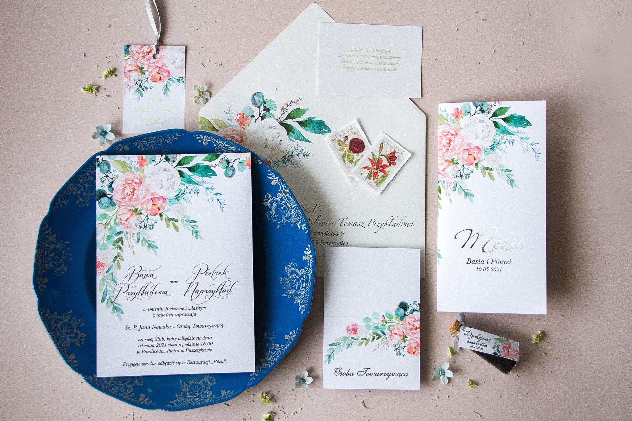 Srebrzone zaproszenia ślubne Pastelowe nr 8 Delicadas invitaciones de boda con peonías, eucalipto y texto sutilmente plateado