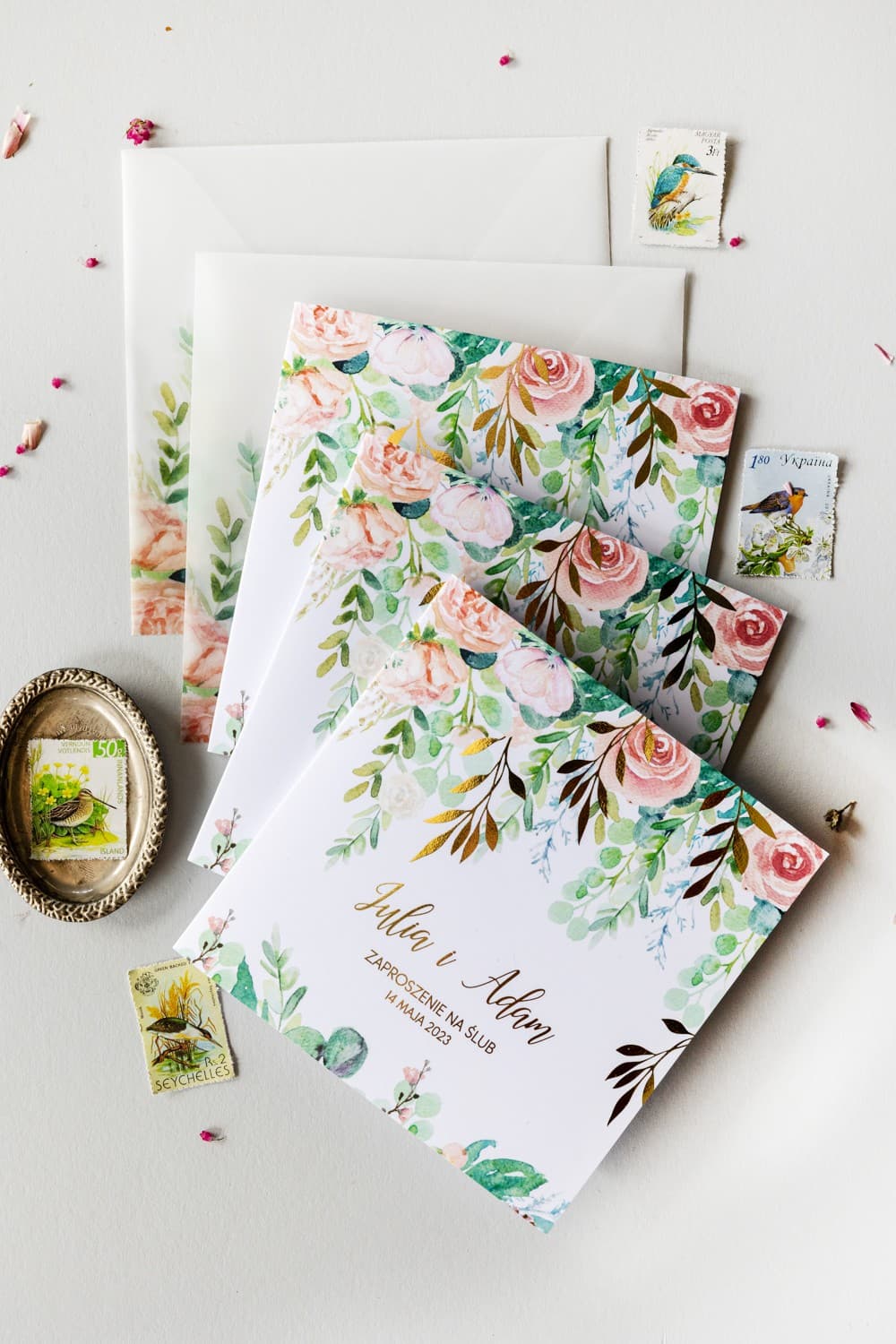 Zaproszenia ślubne glamour z motywem kwiatowym i złoceniem Elegantes invitaciones de boda con motivo floral y dorados, ideales para una boda glamour